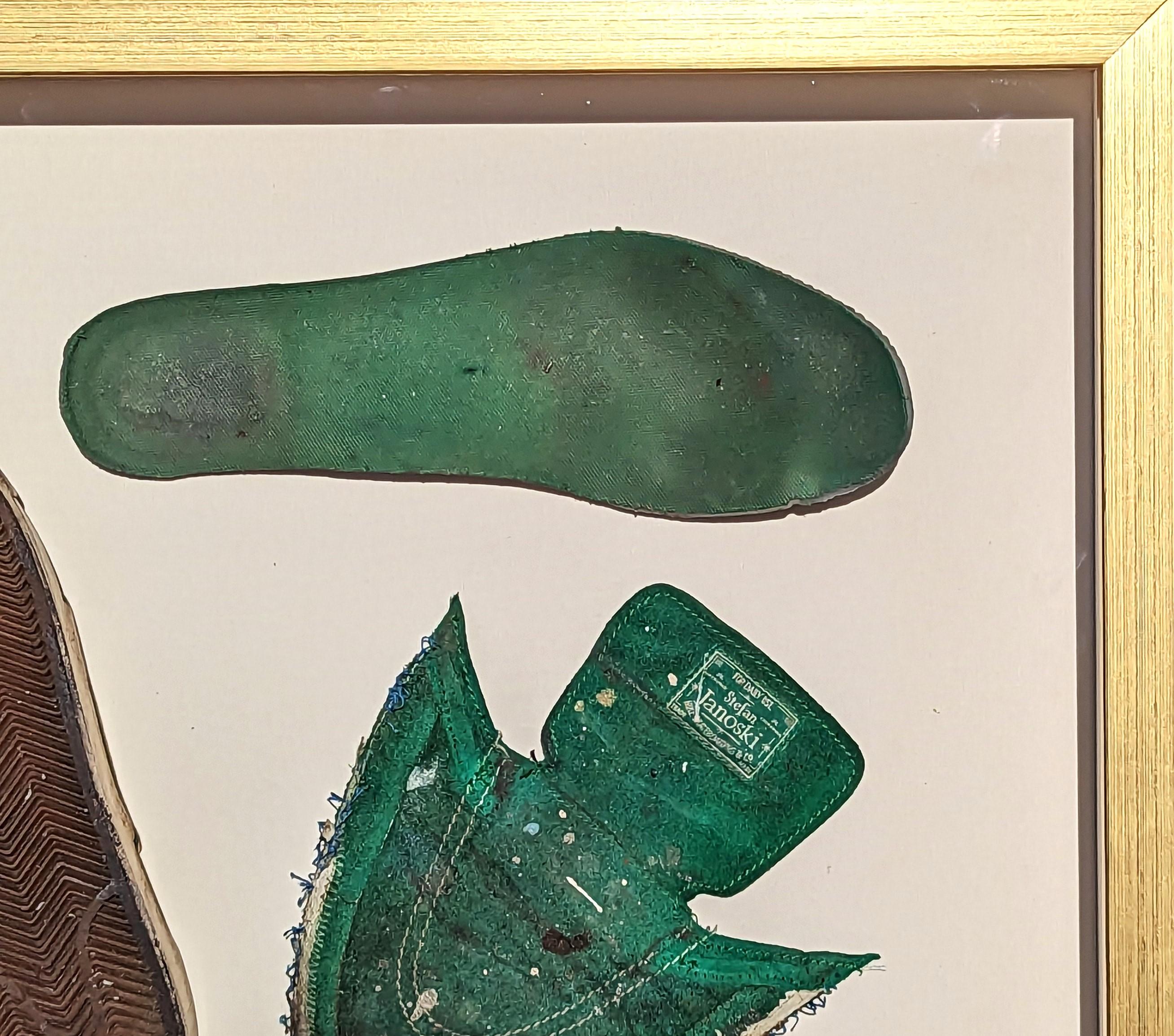 Peinture contemporaine déconstruite sur supports mixtes et objets trouvés - Chaussure verte - Beige Abstract Sculpture par Tra' Slaughter