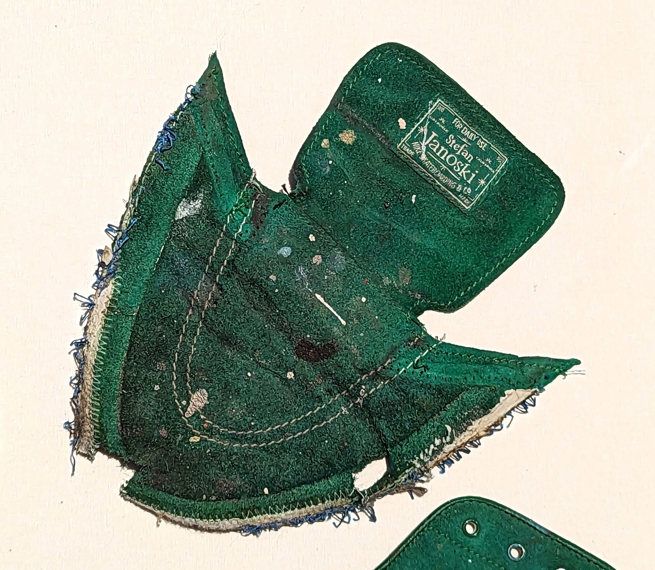 Peinture contemporaine déconstruite sur supports mixtes et objets trouvés - Chaussure verte 2