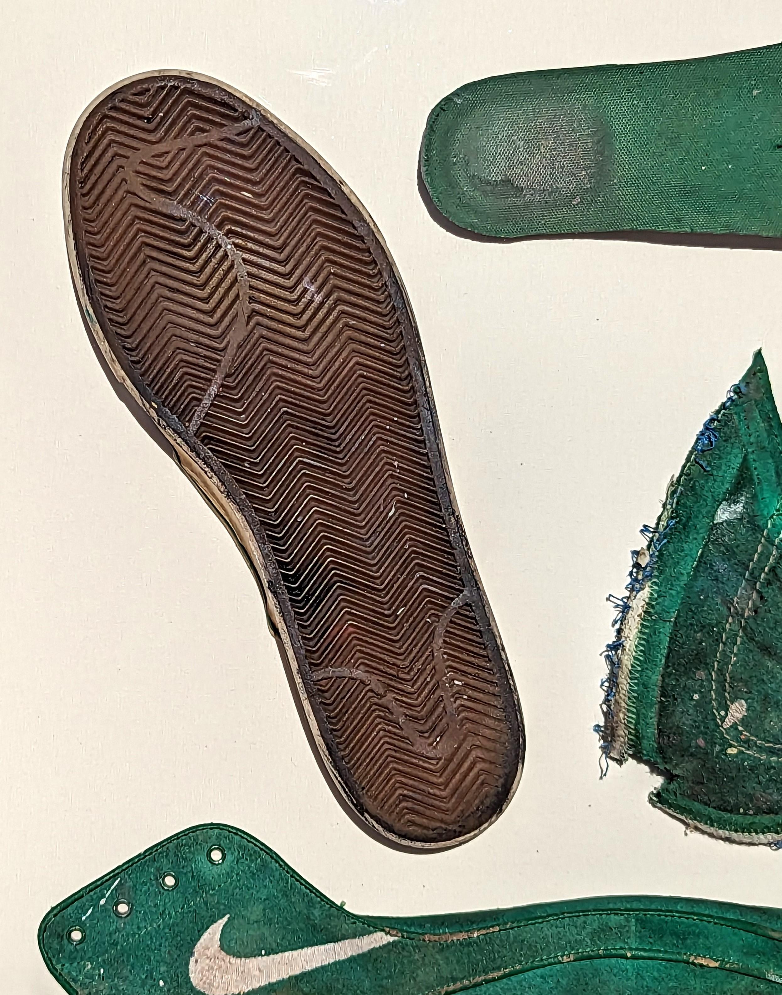 Zeitgenössisches dekonstruiertes Gemälde in Mischtechnik und gefundenem Objekt, grünes Schuh im Angebot 5