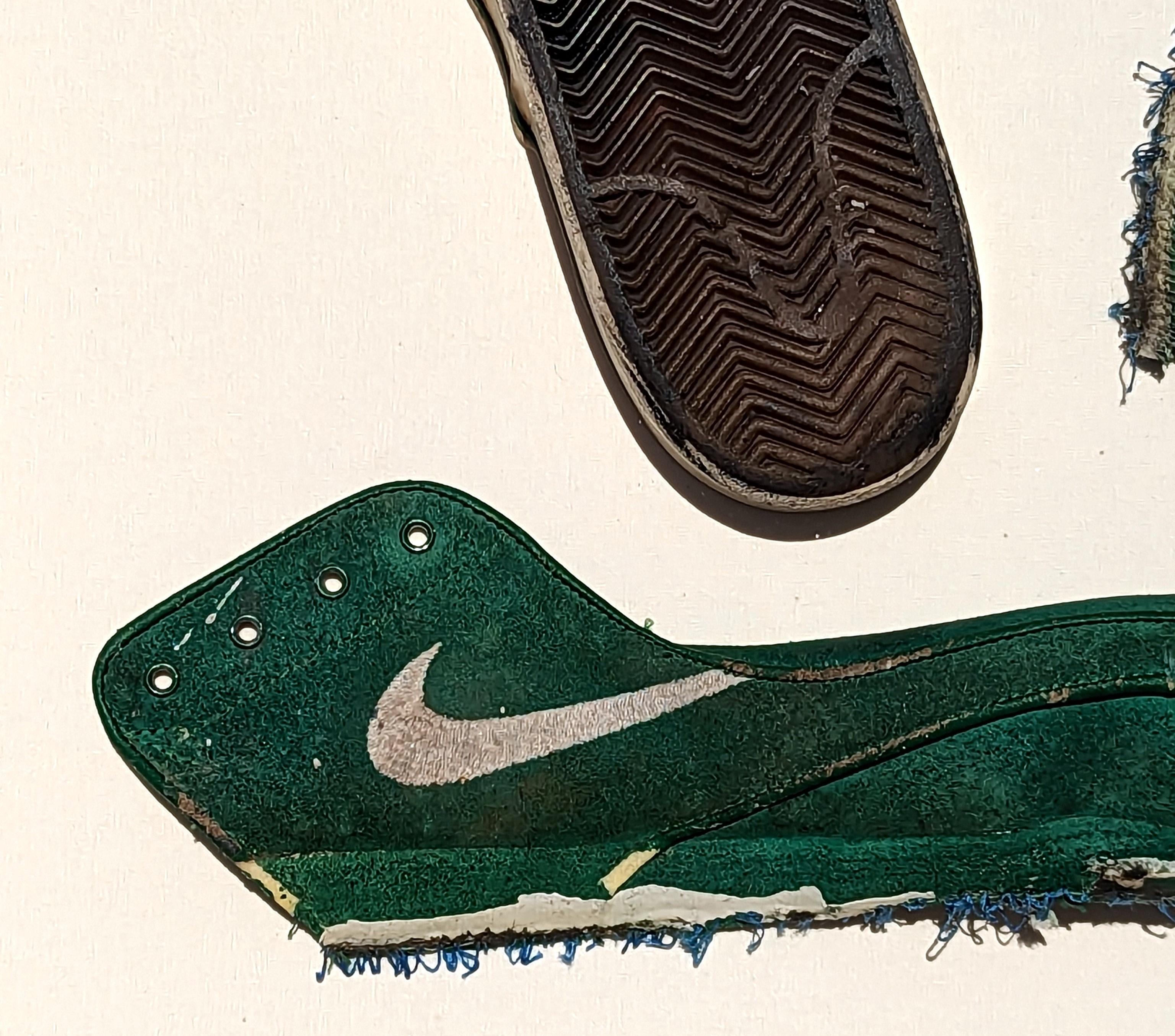 Zeitgenössisches dekonstruiertes Gemälde in Mischtechnik und gefundenem Objekt, grünes Schuh im Angebot 6