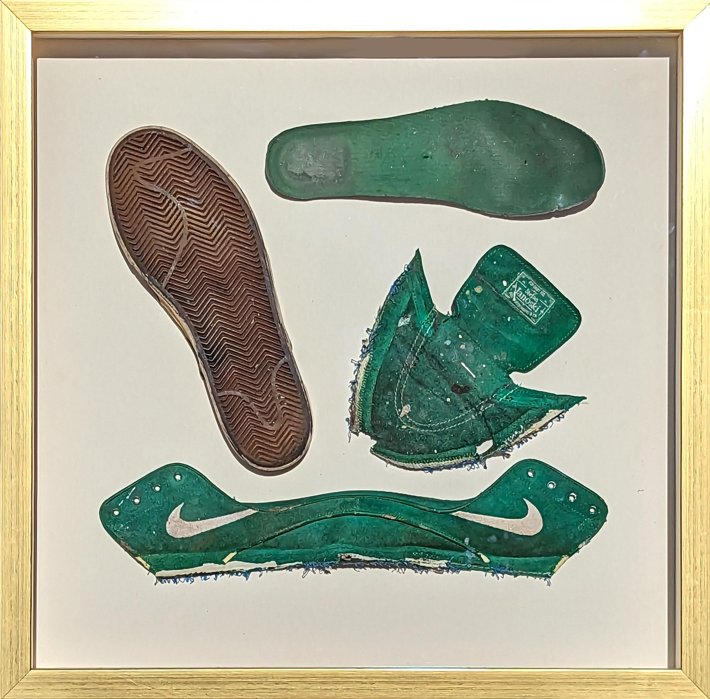 Tra' Slaughter Abstract Sculpture – Zeitgenössisches dekonstruiertes Gemälde in Mischtechnik und gefundenem Objekt, grünes Schuh