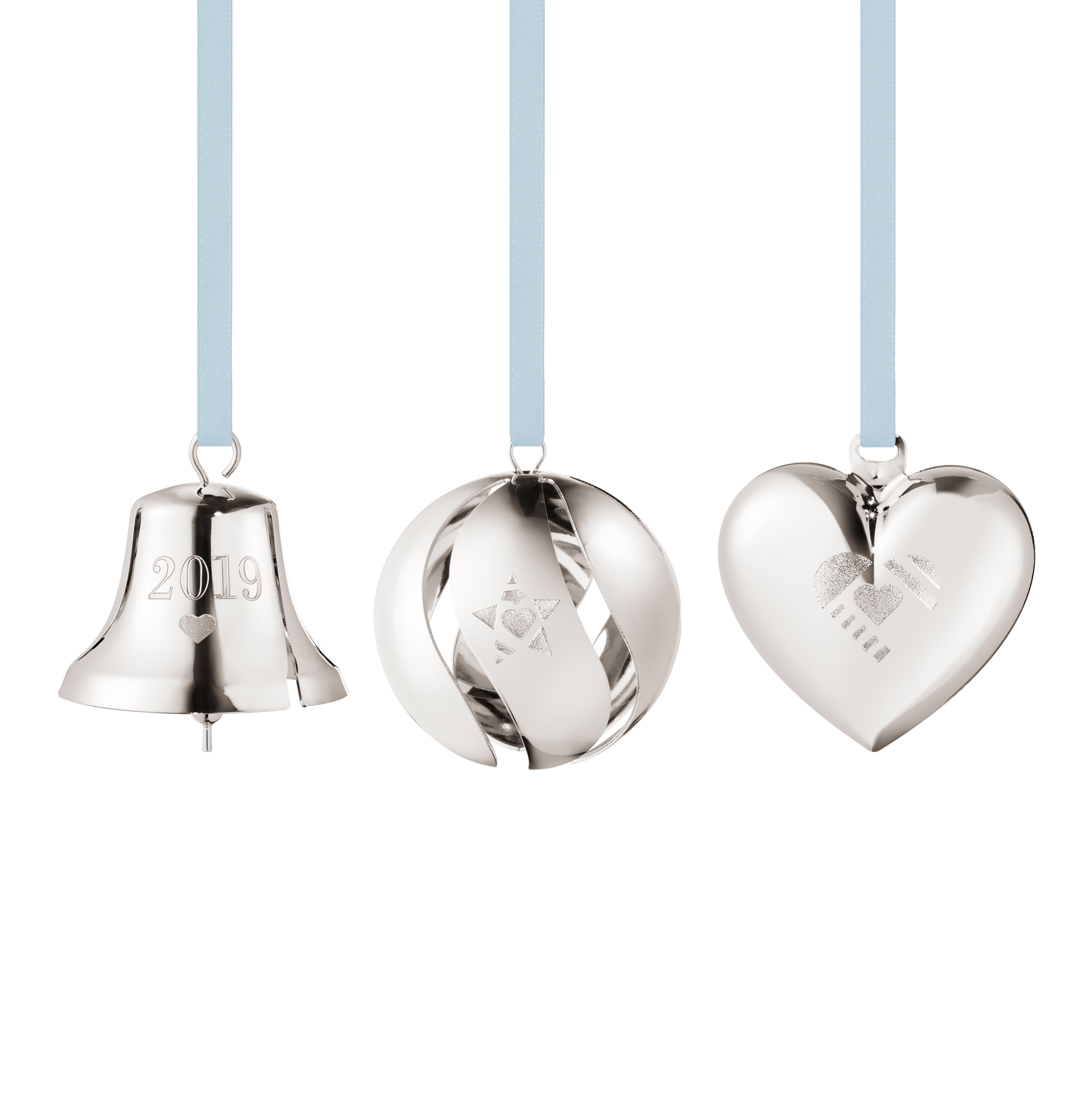 Unpacking the Christmas decorations and dressing the tree is one of the season’s most cherished rituals. Add to a loved one’s collection of ornaments with this Georg Jensen Christmas collectibles gift set and forever be part of this most special