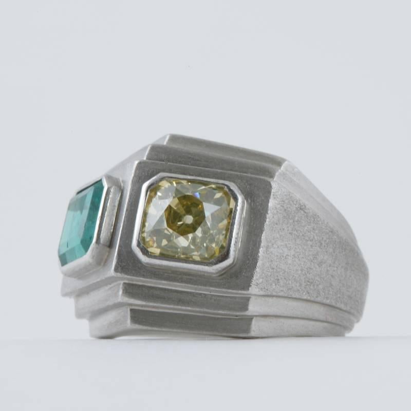 Trabert & Hoeffer Mauboussin Art Deco Yellow Diamond, Emerald and Platinum Ring In Excellent Condition In New York, NY