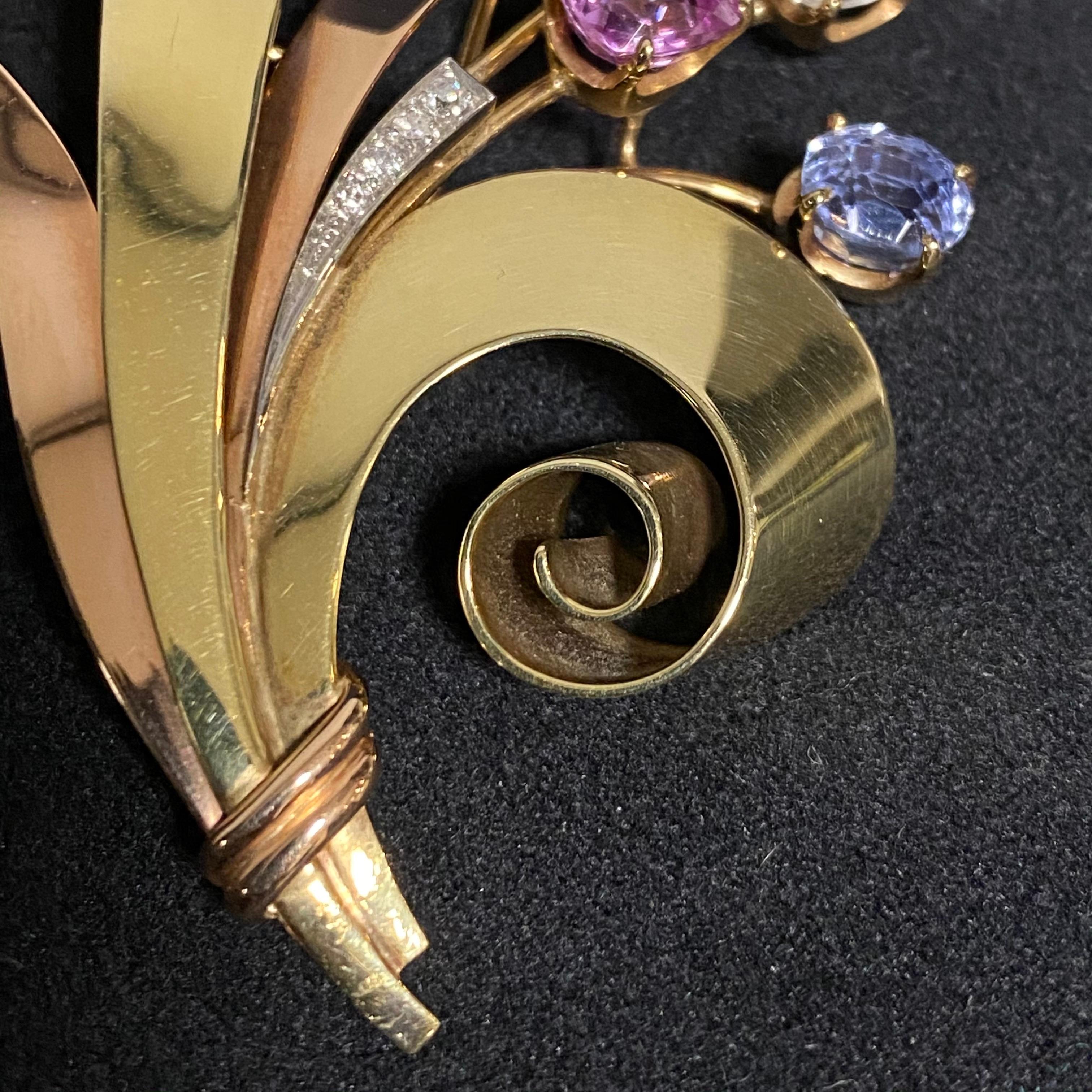 Trabert & Hoeffer Mauboussin Broche rétro réflectrice en or avec saphirs et diamants, années 1940 en vente 3