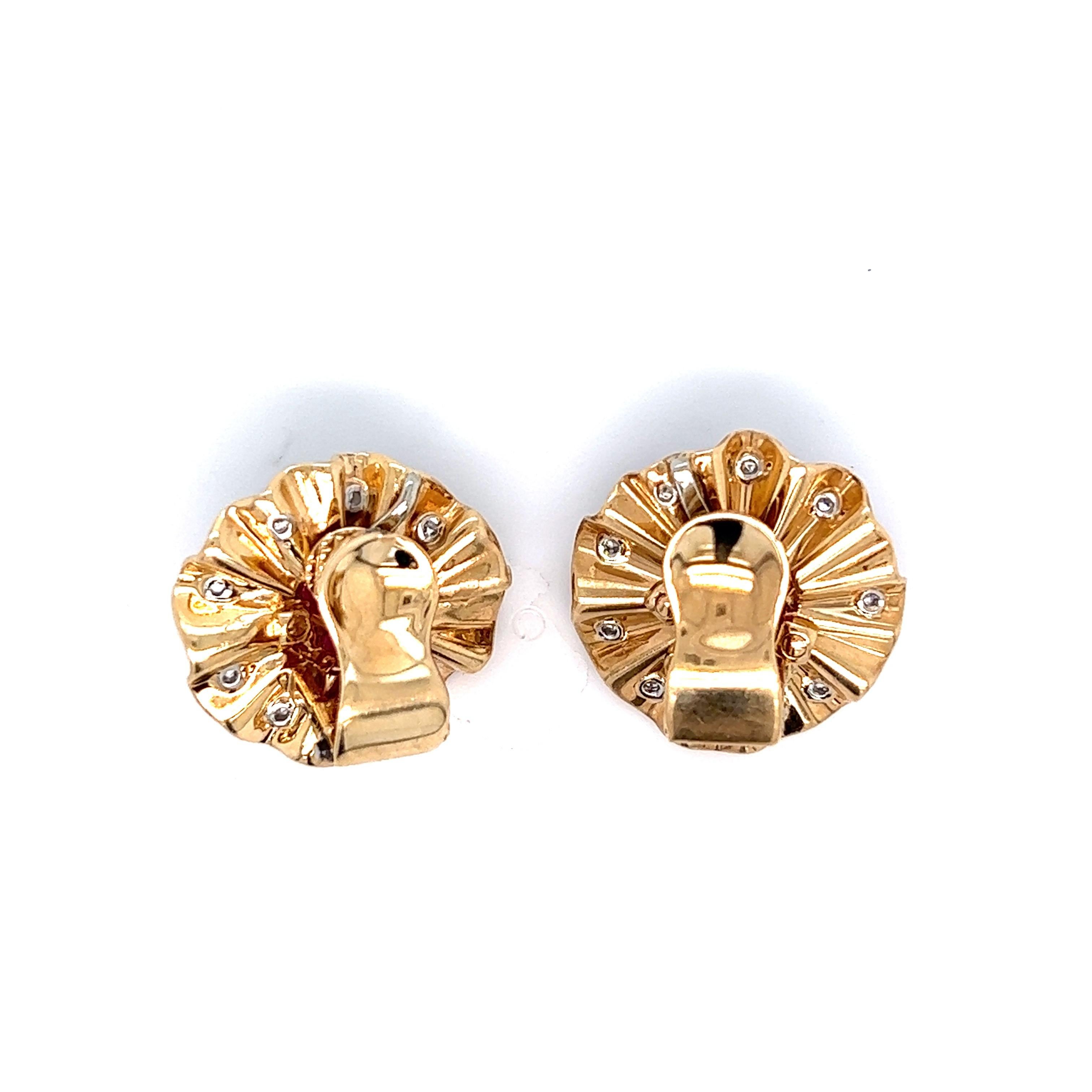 Trabert & Hoeffer Mauboussin 18 karat yellow gold ear clips, marked T&HM

Cabochon rubies of approximately 3 carats, round-cut diamonds of 0.60 carat

Dimensions: width 2 cm, length 2 cm
Total weight: 12.2 grams