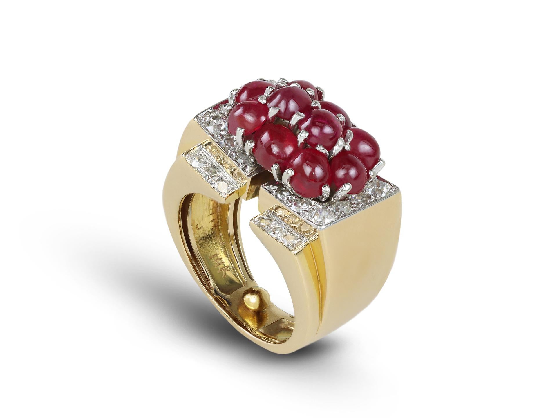 Trabert & Hoeffer con anillo de cóctel de rubí birmano Mauboussin. Engastado con un racimo de diez rubíes birmanos naturales ovalados, talla cabujón, sin realzar, en garras abiertas por detrás, con un peso combinado aproximado de 4,80 quilates,