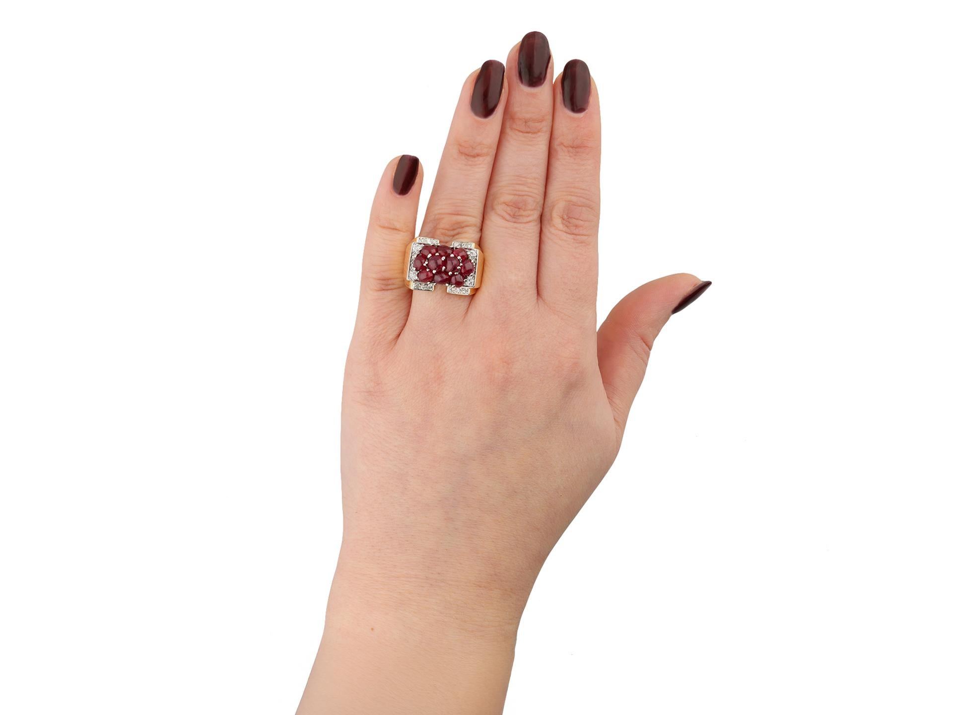 De las mujeres Trabert & Hoeffer con anillo de cóctel de rubí birmano Mauboussin, hacia 1940. en venta