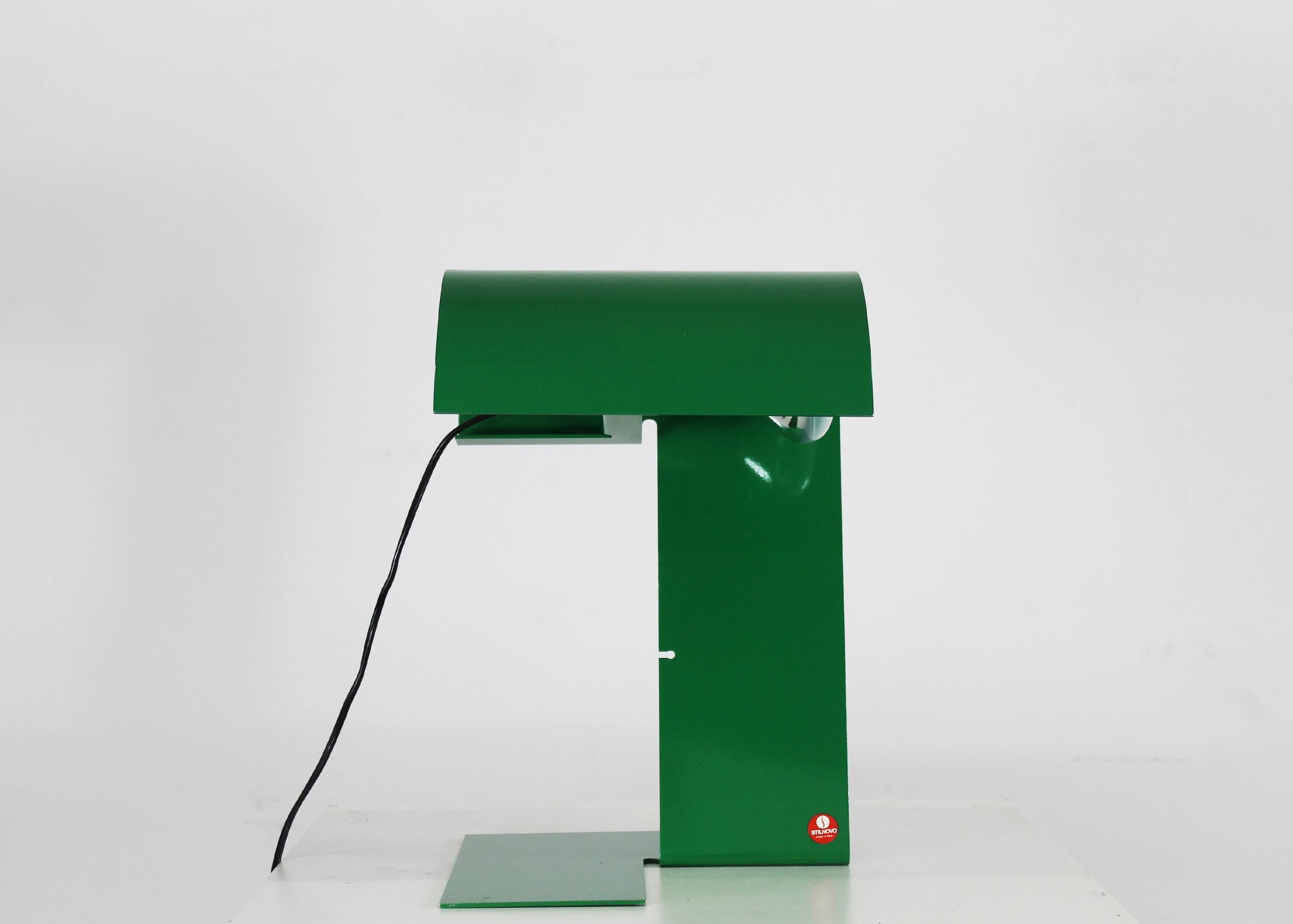 La lampe de table Blitz en métal laqué vert a été conçue par Trabucchi, Vecchi et Volpi et produite par Stilnovo dans les années 1970.

Le Label du fabricant et le logo estampillé sont présents sur la base de la lampe. 