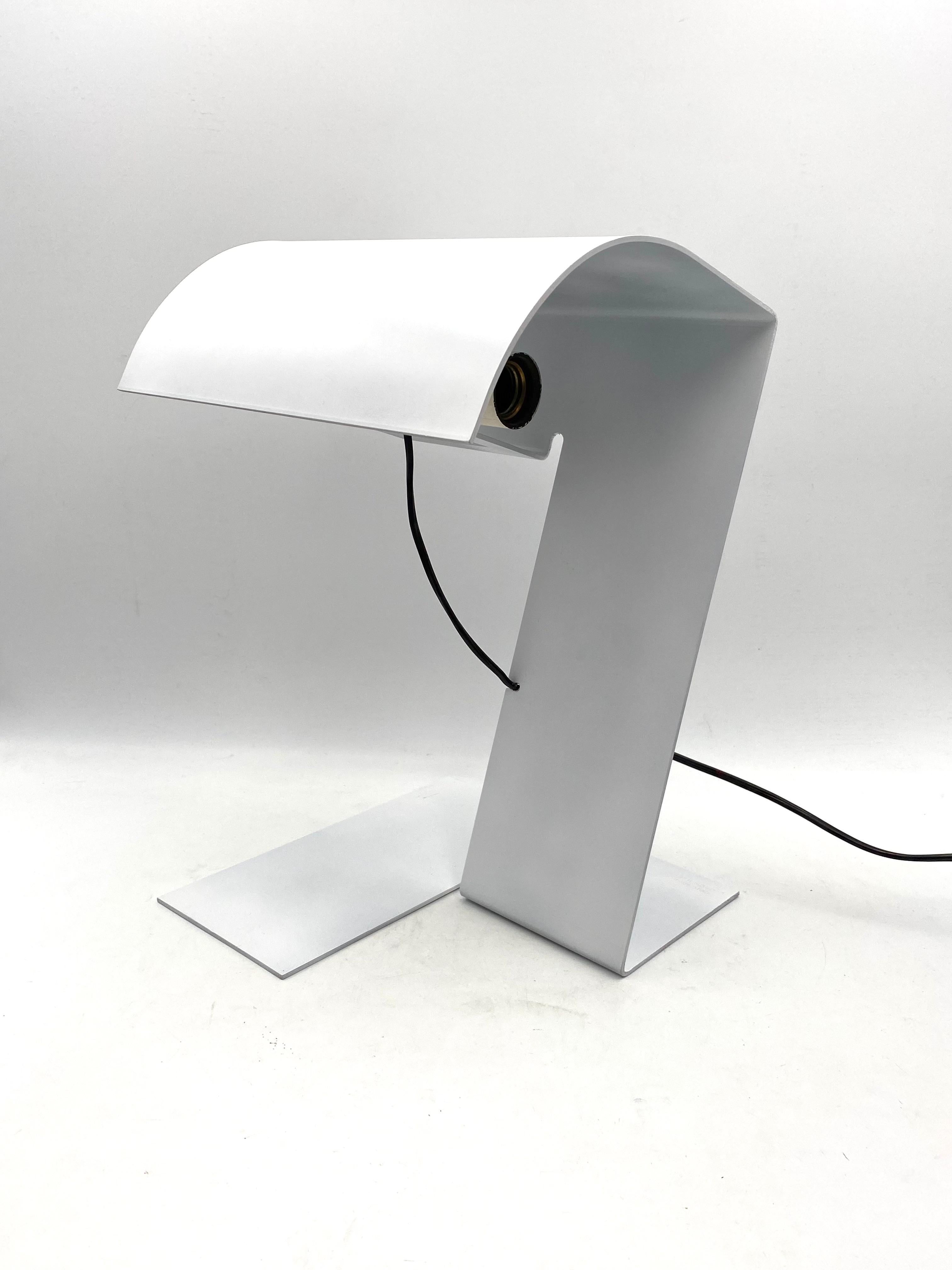 White 'Blitz' table lamp designed by collective Trabucchi, Vecchi and Volpi

Stilnovo, Italy 1972 

Lacquered sheet metal

Measures : 37 cm H x 30 x 30 cm

Conditions: Very good, consistent with age and use. European plug. In working