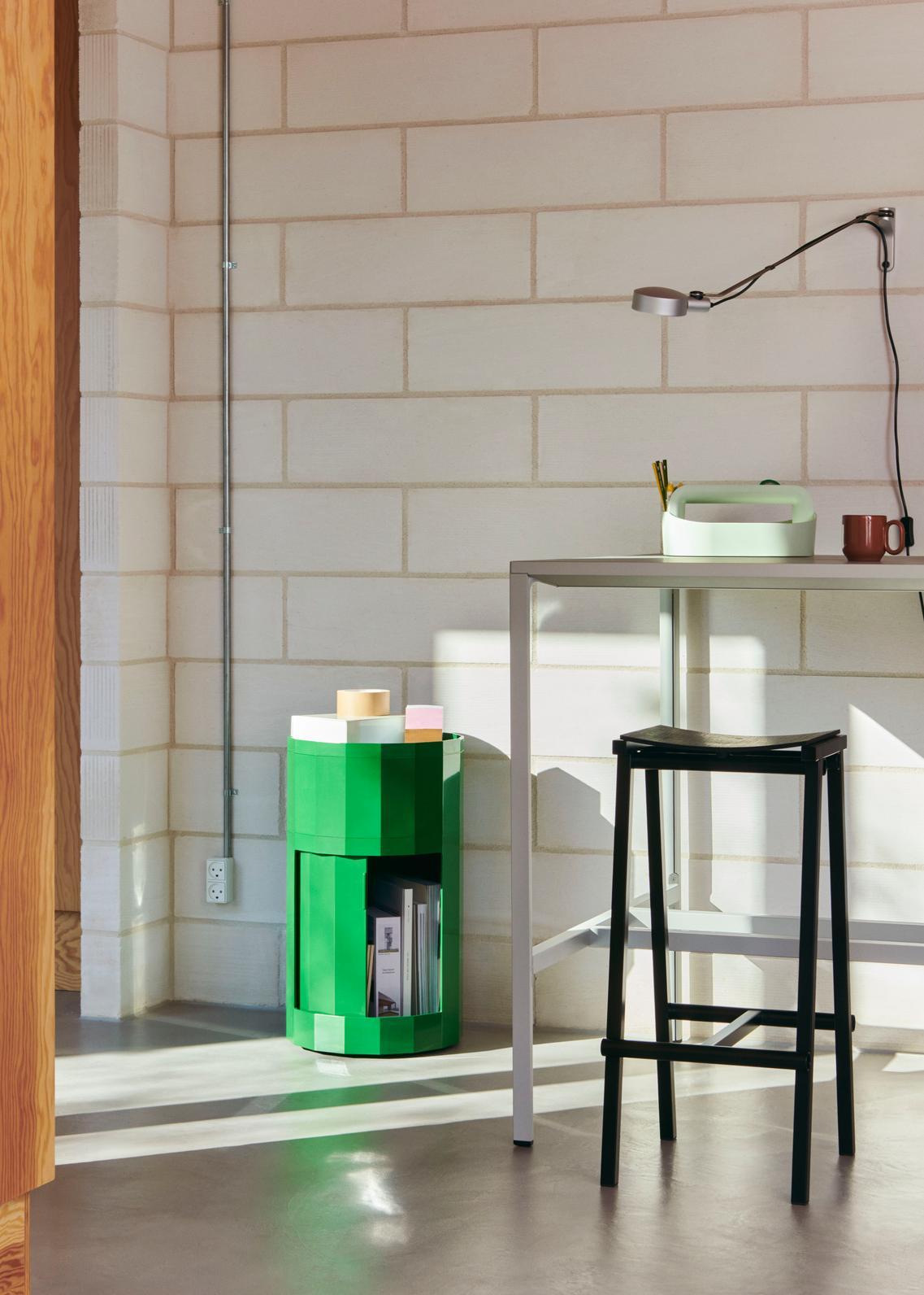 Der vom spanischen Designer Marc Morro entworfene Taburete 8 Barhocker bedient sich einer direkten Designsprache, um einen funktionalen und robusten Barhocker mit einem klaren, minimalistischen Ausdruck zu schaffen. Sowohl der geschwungene