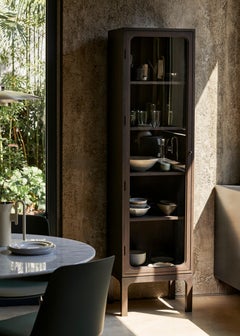 Armario individual Trace SC87 en roble teñido oscuro by Space Copenhagen for &Tradition