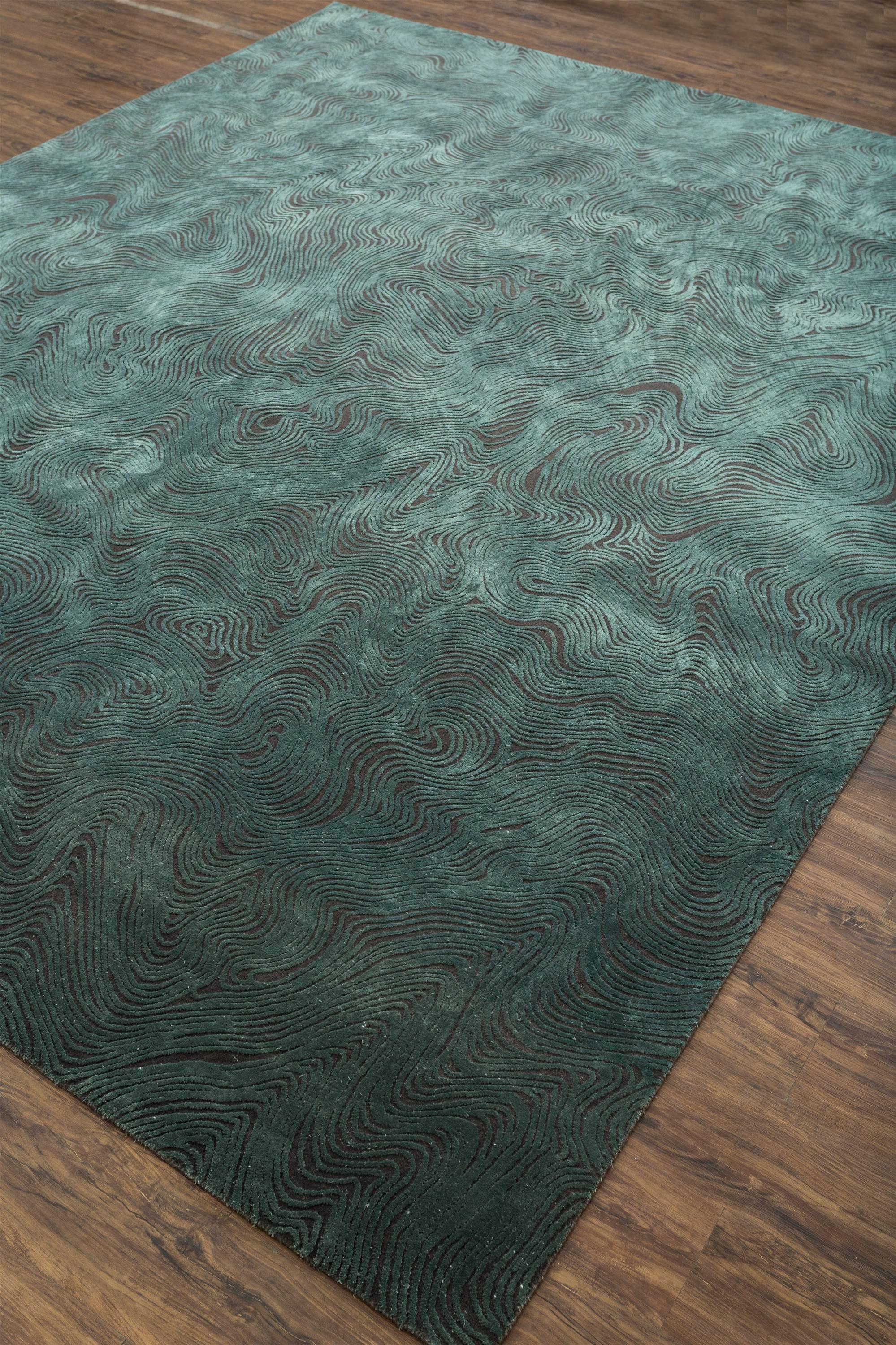 Plongez dans l'allure exquise de ce tapis noué à la main, où la riche couleur de fond réglisse se marie harmonieusement avec la bordure arctique froide, créant une fusion captivante. Fabriqué à la main dans l'Inde rurale, ce chef-d'œuvre raconte une