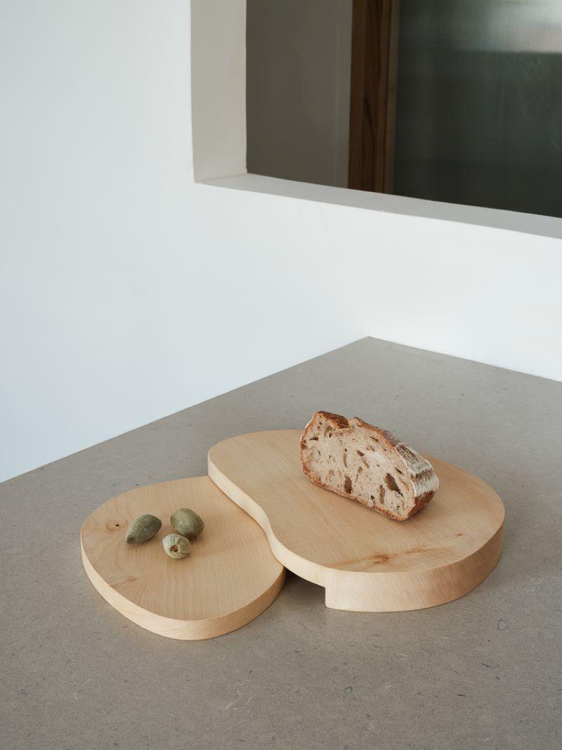 This piece, imagined and edited by OROS Edition, is halfway between cutting board, display and centerpiece. Made in the Jura (France) in oak or maple, it is made up of 2 independent elements that fit together as you wish. Inspired by Jean Arp's