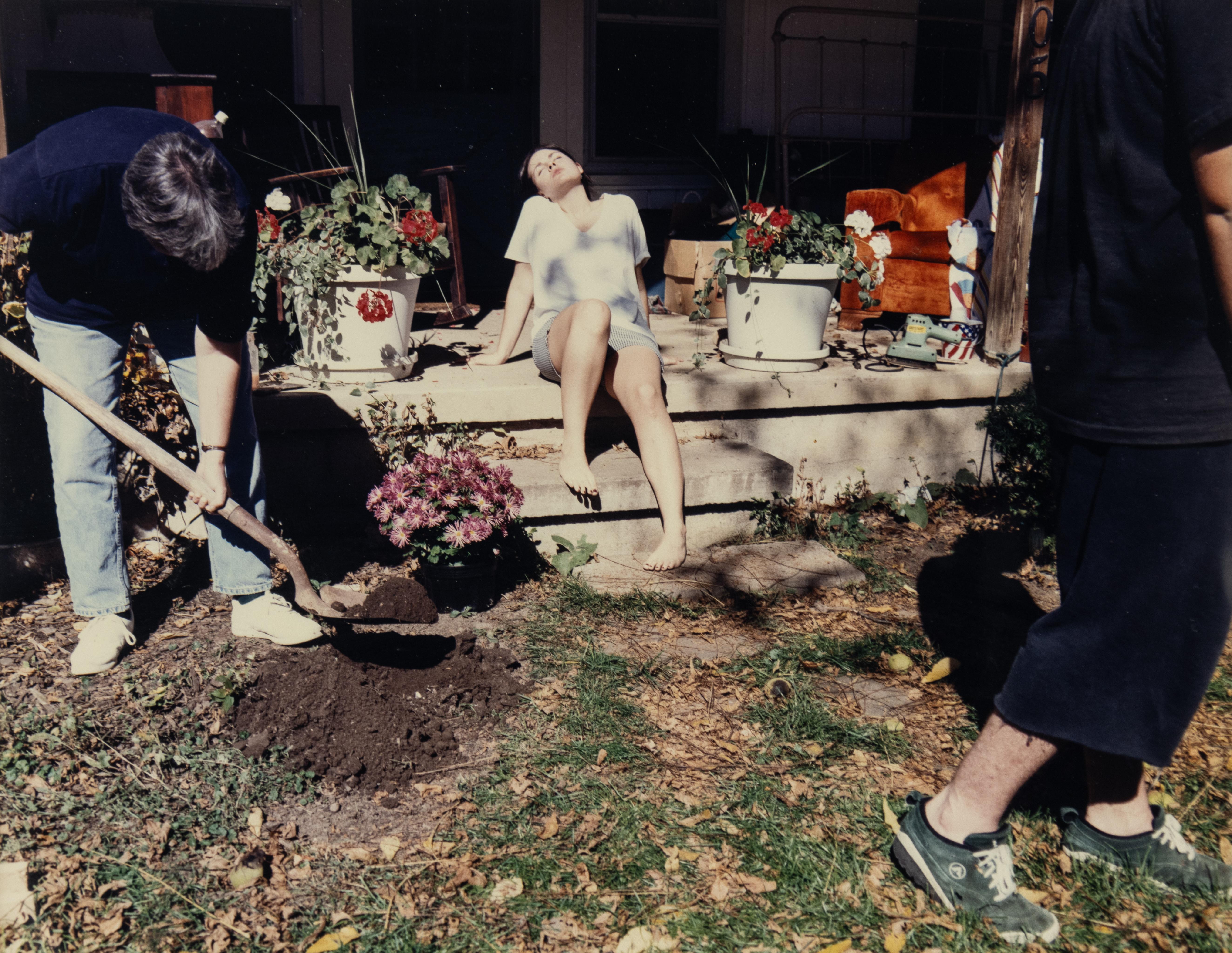 Tracey Baran, Vintage-Fotografie der 90er Jahre, ungewöhnliche Hinterhofsszene, Entspannung


Unbetitelt, 1998
Verso signiert, datiert und nummeriert in Tinte
Chromogener Druck
11 x 14 Zoll
TBA1000