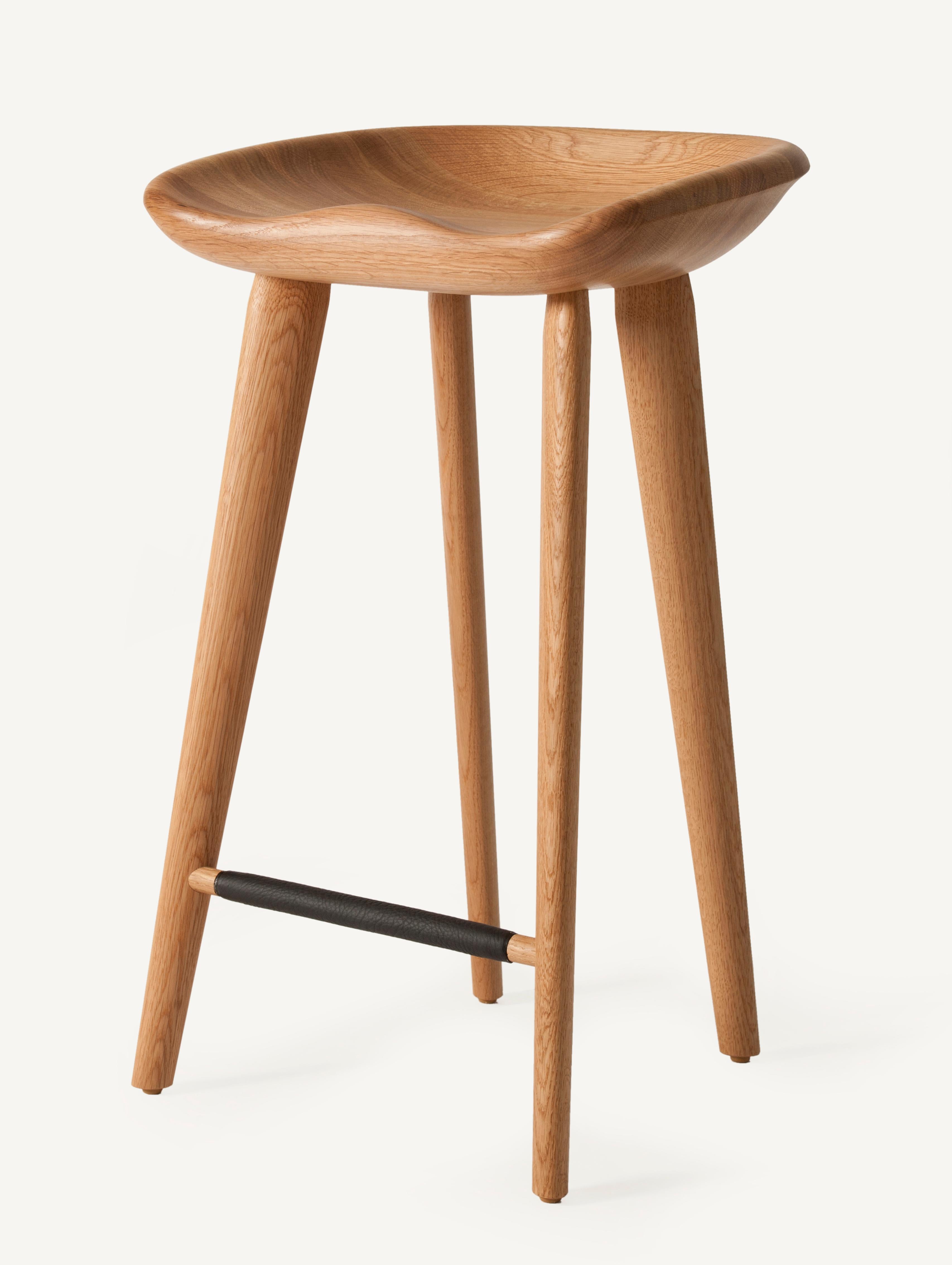 En vente : Brown (Wood White Oak Natural) Tabouret de comptoir tractor en bois massif sculpté de Craig Bassam