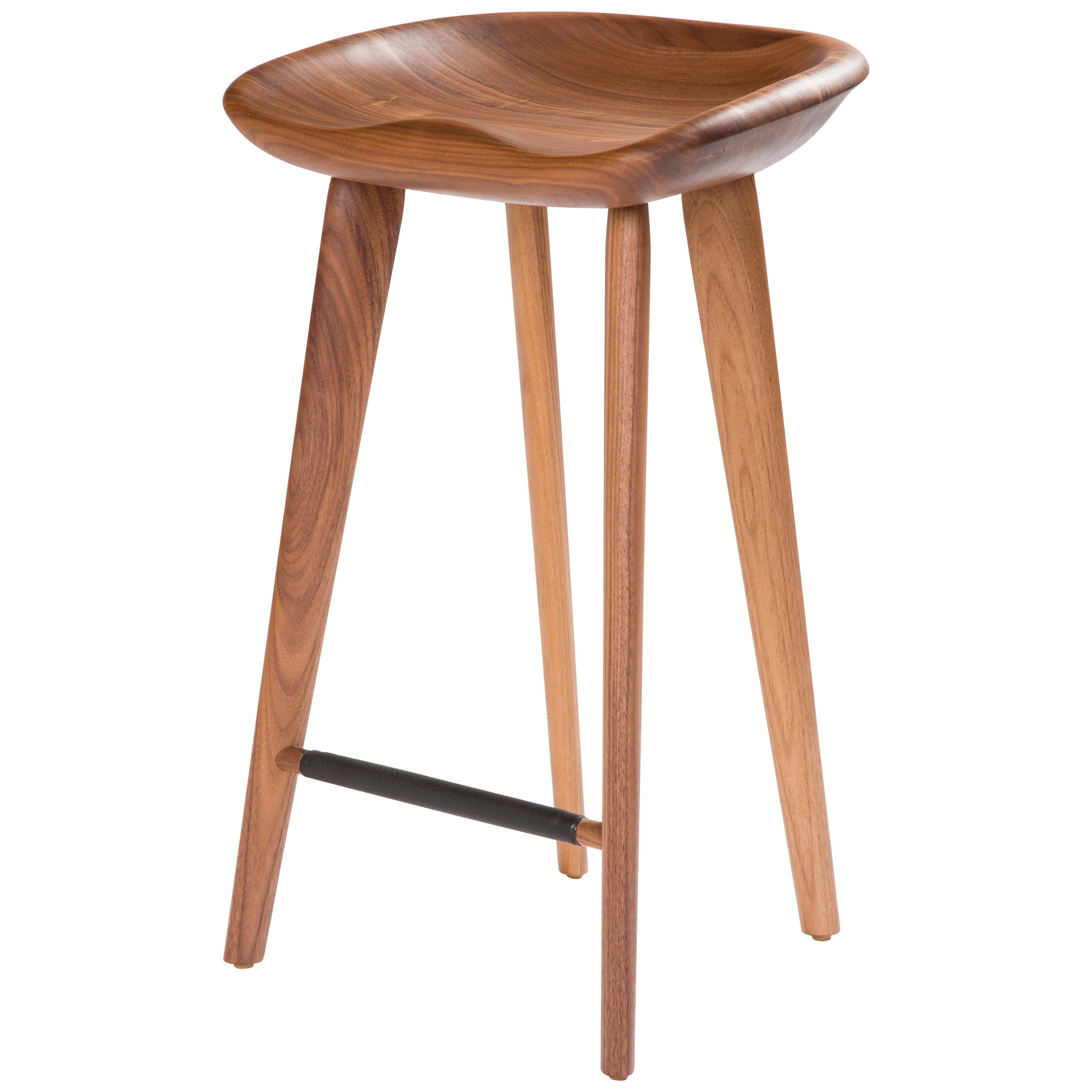 En vente : Brown (Wood Walnut Natural) Tabouret de comptoir tractor en bois massif sculpté de Craig Bassam