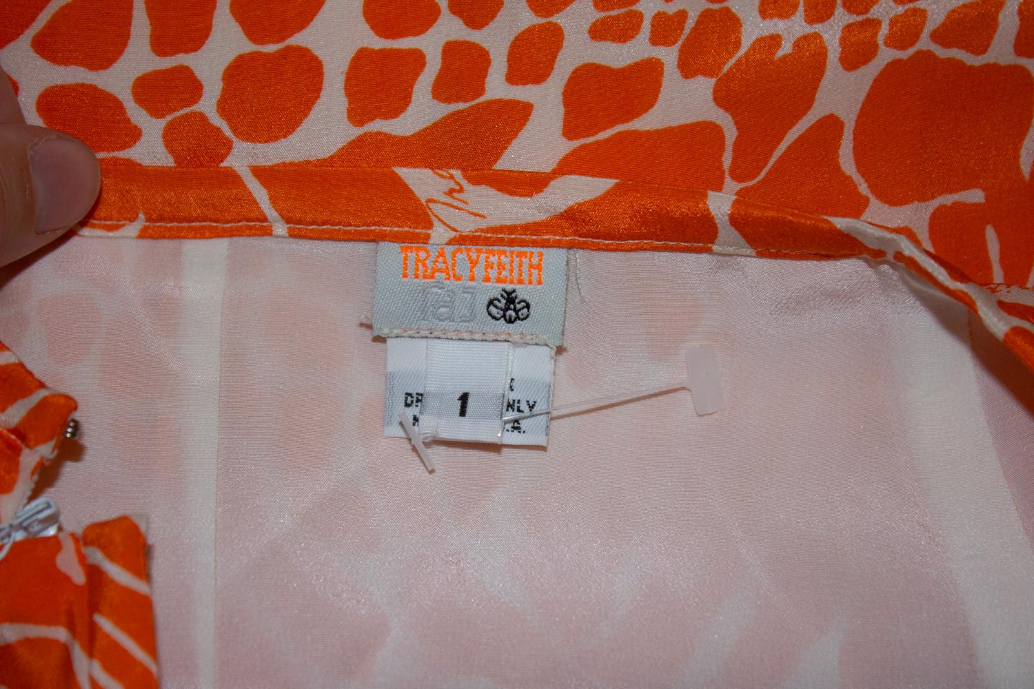 Une super jupe pour l'été et les vacances. La jupe en soie est imprimée d'un motif animalier dans une nuance d'orange ensoleillée.
La jupe est entièrement doublée et s'ouvre par une fermeture éclair. Fabriquée aux États-Unis.
Mesures : taille 31'',