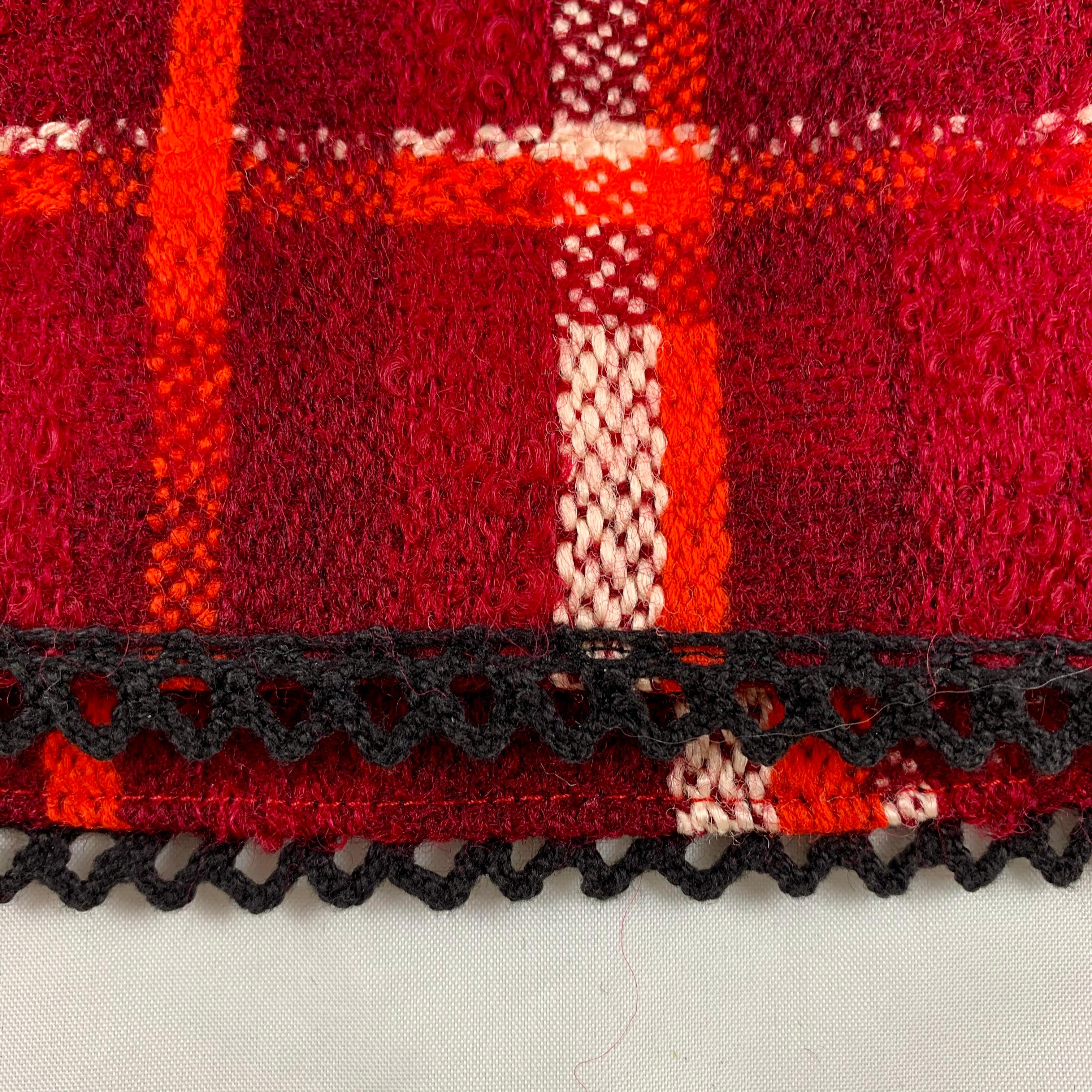 Mini-jupe en laine à carreaux rouges Tracy Feith avec sequins appliqués à la main & Feuilles:: années 1980 en vente 5