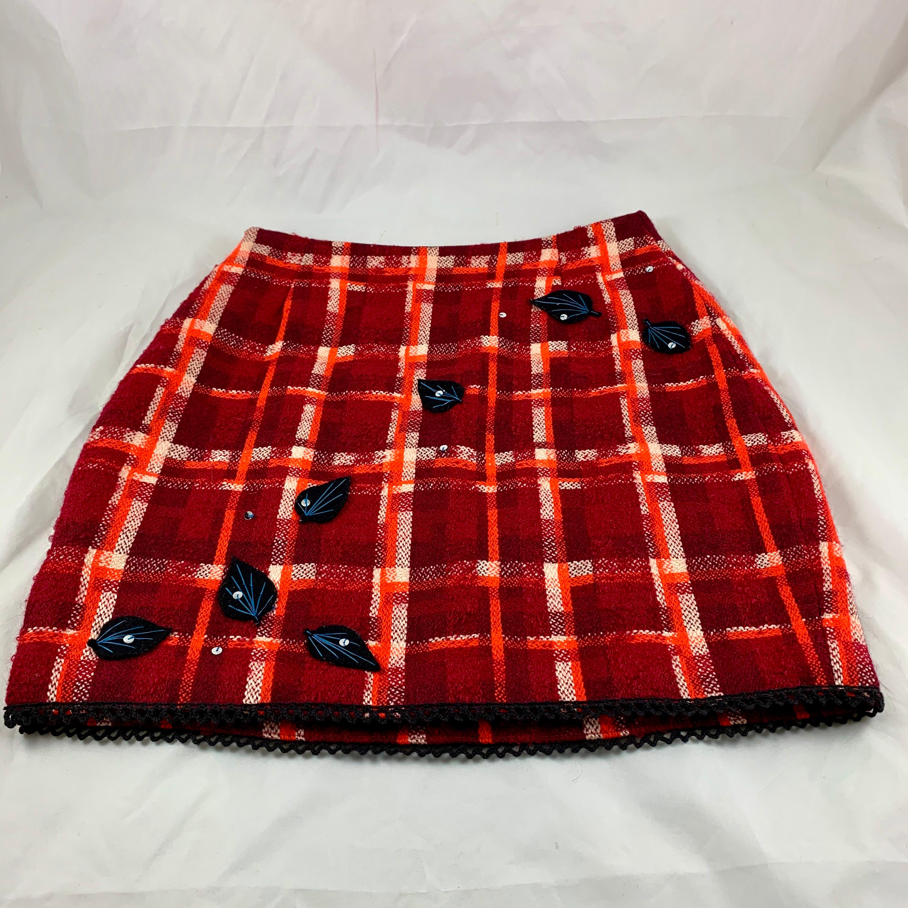 Mini-jupe en laine à carreaux rouges Tracy Feith avec sequins appliqués à la main & Feuilles:: années 1980 en vente 6
