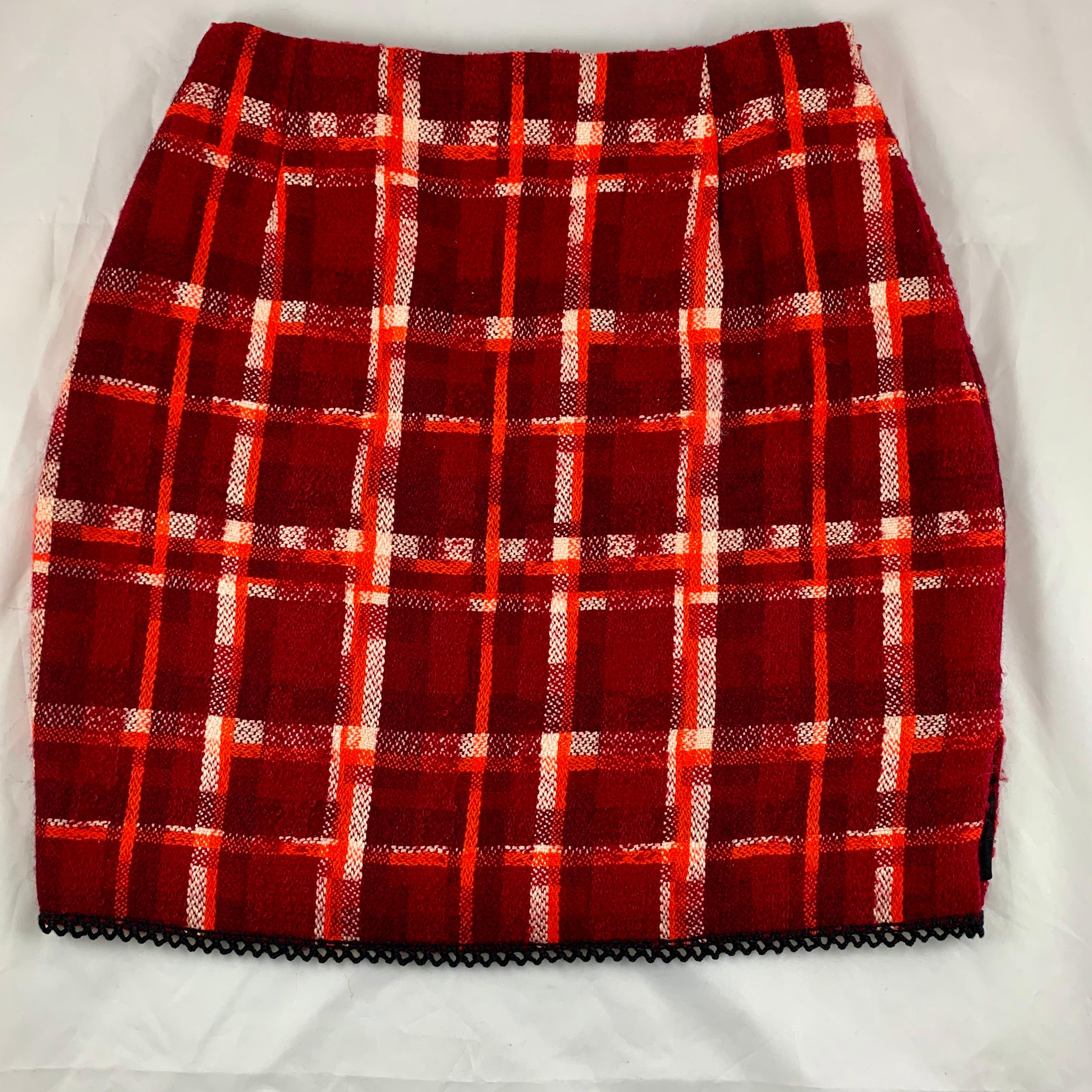 Appliqué Mini-jupe en laine à carreaux rouges Tracy Feith avec sequins appliqués à la main & Feuilles:: années 1980 en vente