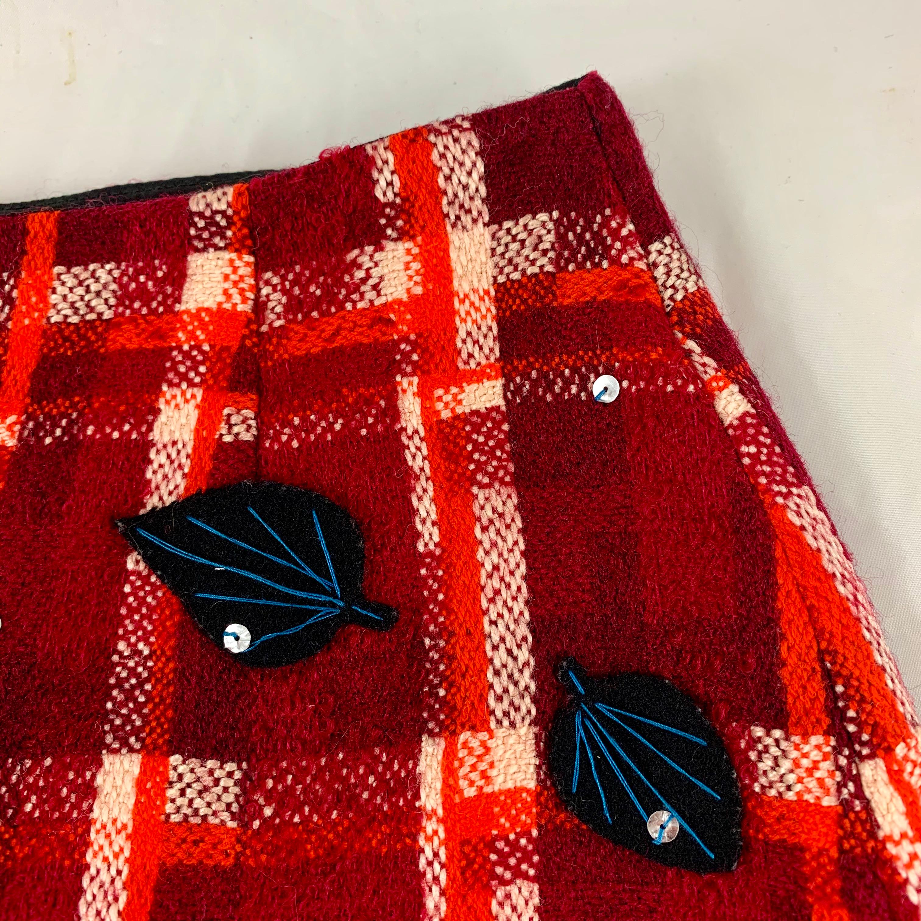 Fin du 20e siècle Mini-jupe en laine à carreaux rouges Tracy Feith avec sequins appliqués à la main & Feuilles:: années 1980 en vente
