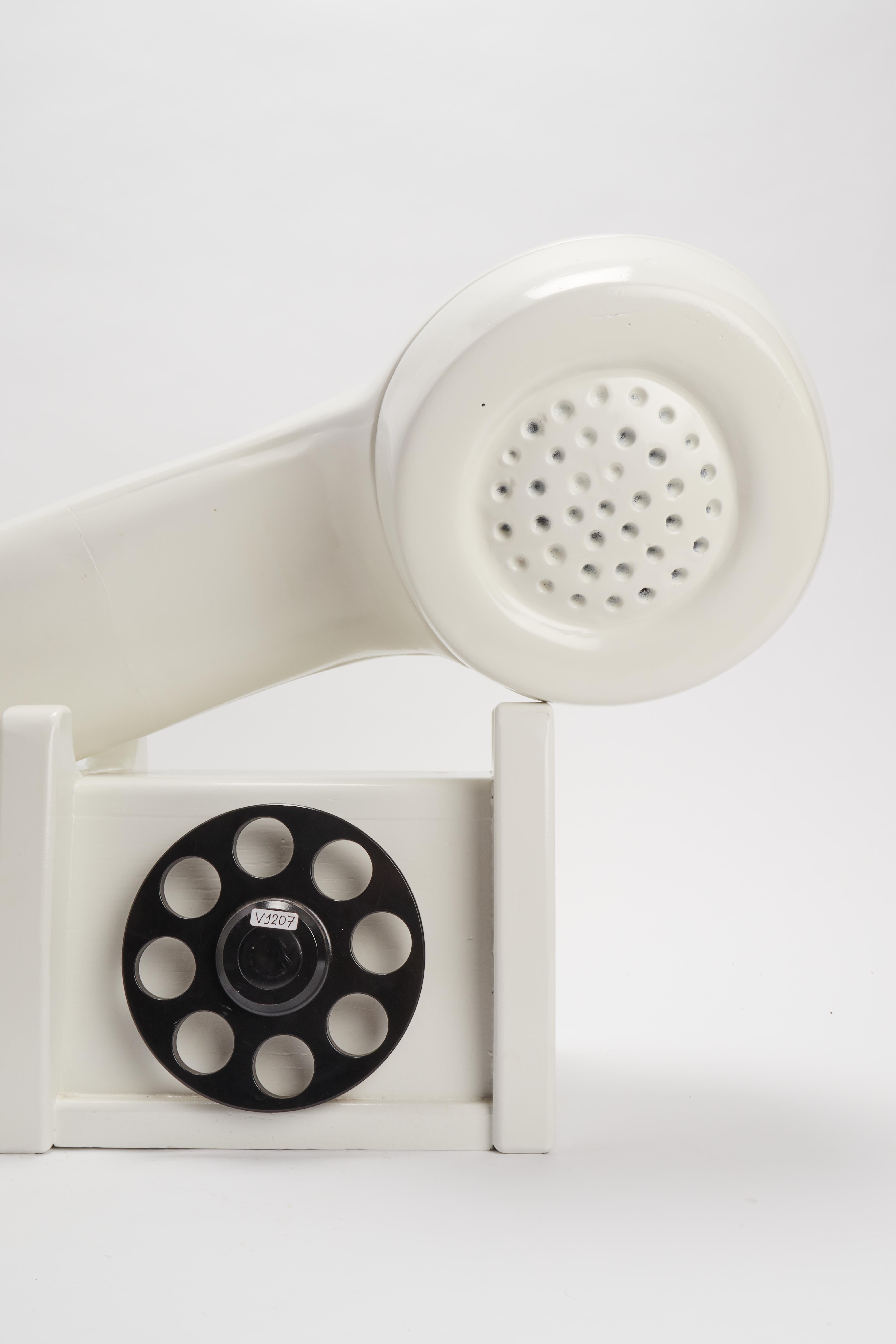 Trade sign for a telephone company depicting a big telephon, USA 1950. In Good Condition For Sale In Milan, IT
