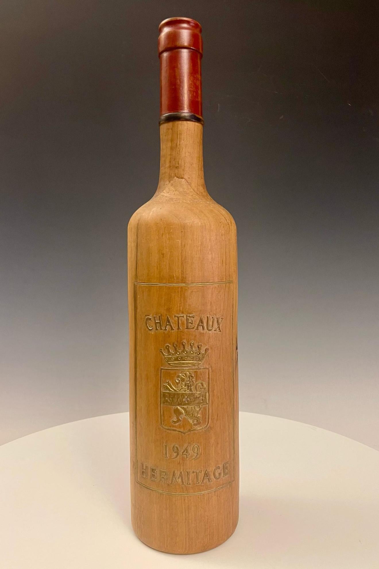Enseigne commerciale pour un magasin de vin : trois bouteilles de vin avec étiquette française, France 1950. en vente 1