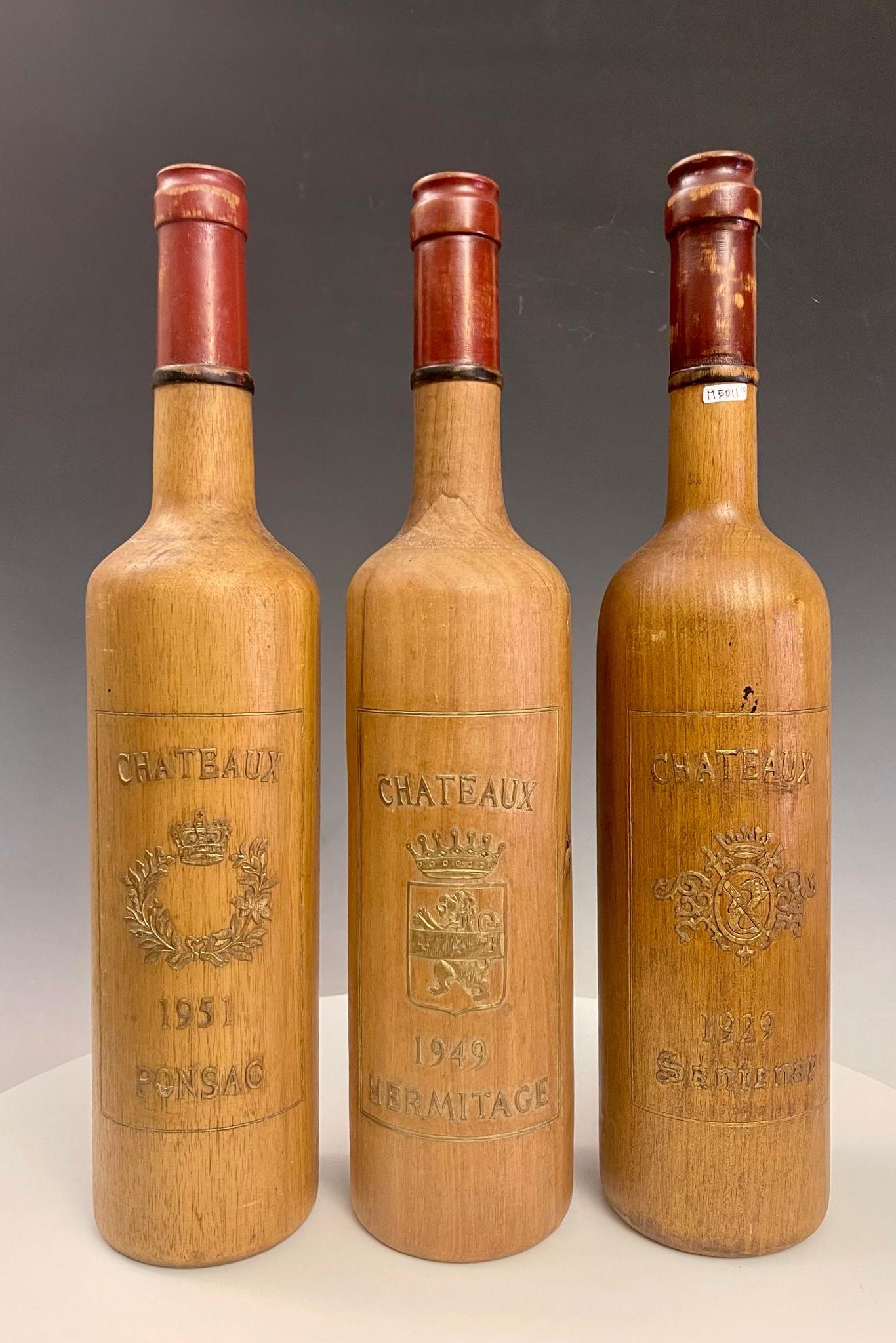 Enseigne commerciale pour un magasin de vin : trois bouteilles de vin avec étiquette française, France 1950. en vente 2