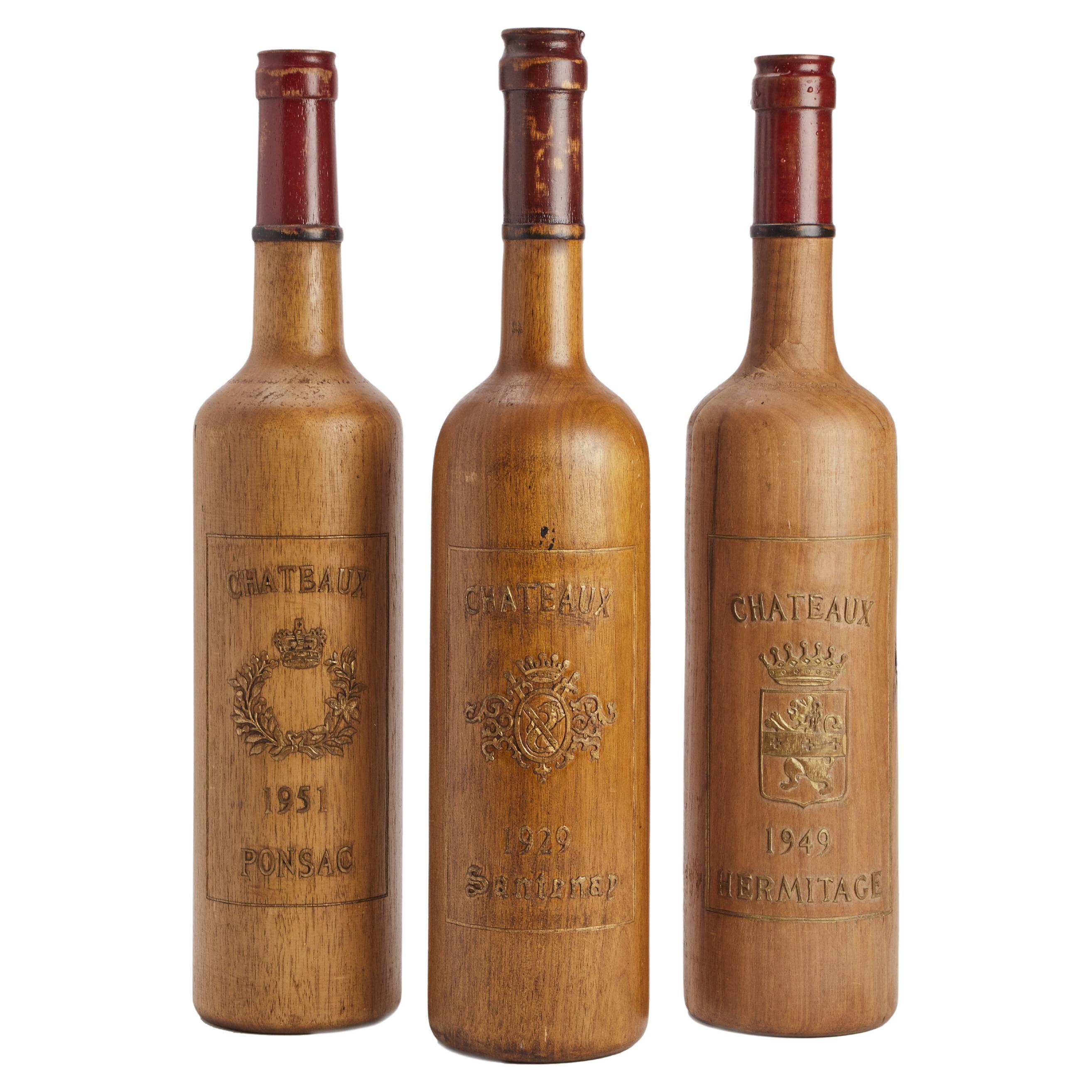 Enseigne commerciale pour un magasin de vin : trois bouteilles de vin avec étiquette française, France 1950. en vente