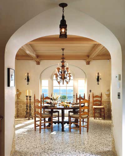  Traditional Family Home Dining Room. Clifftop Villa by Kligerman Architecture and Design.