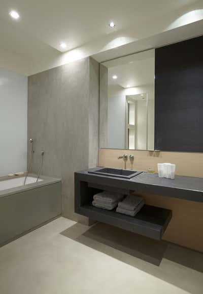  Contemporary Family Home Bathroom. Private House by Bismut & Bismut.