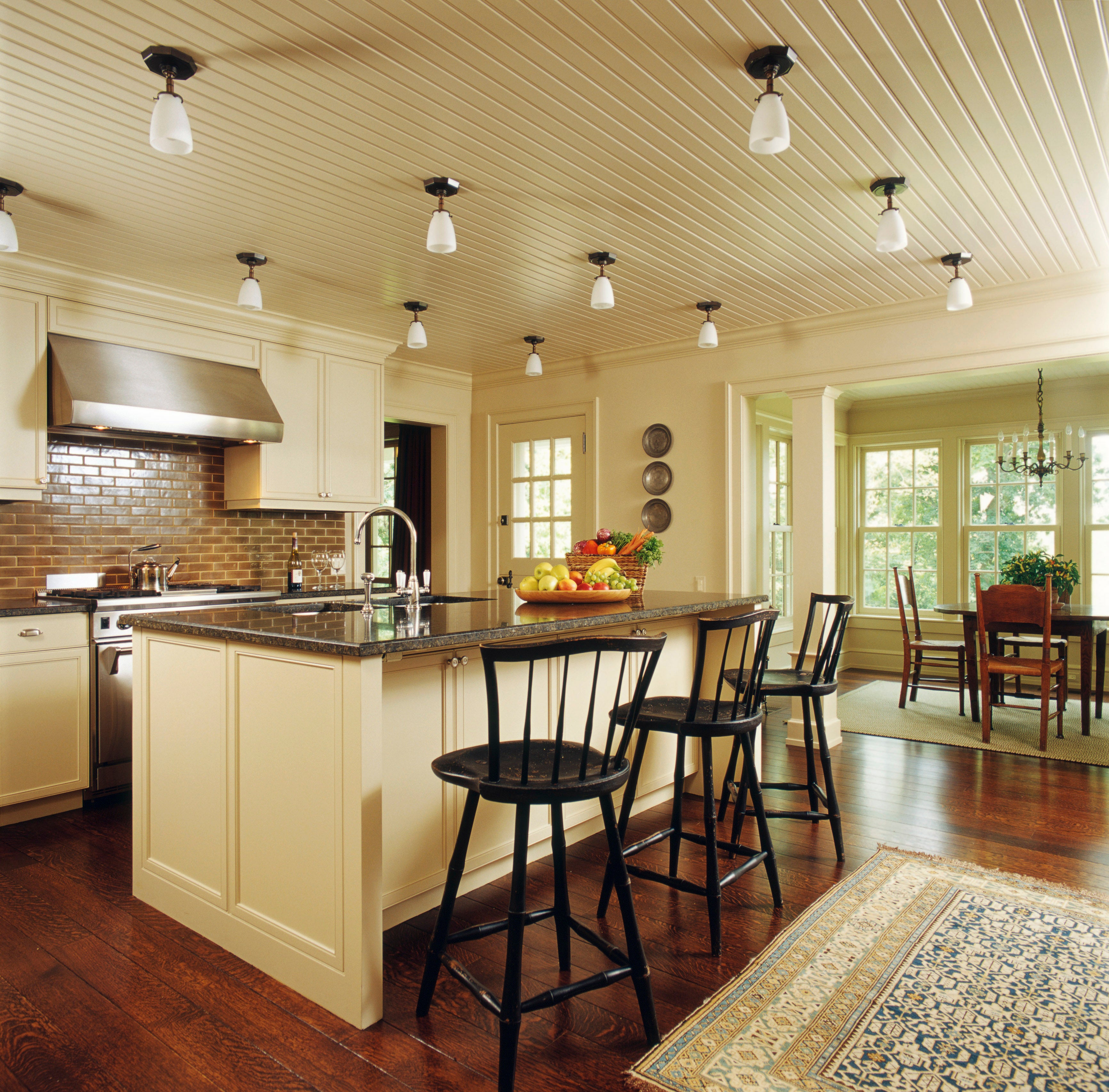 Какие потолки лучше сделать в доме. Интерьер кухни в частном доме. Кухня в потолок. Потолок на кухне в частном доме. Освещение на кухне.