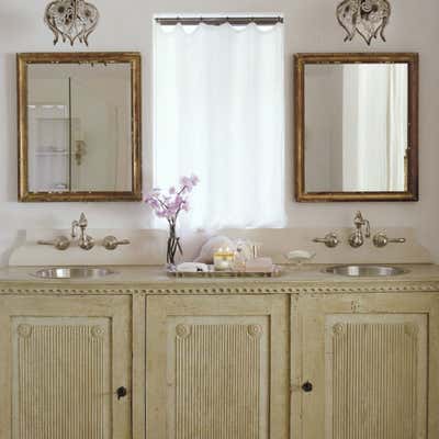  Cottage Family Home Bathroom. Channel Islands by Giannetti Home.