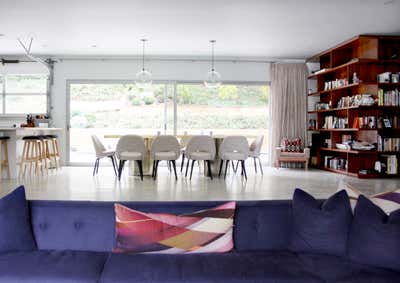  Mid-Century Modern Family Home Living Room. Los Angeles Mid-Century House by Carden Cunietti.