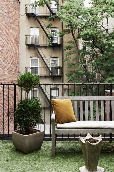 Mid-Century Modern Apartment Patio and Deck. New York Townhouse  by Studio Giancarlo Valle.