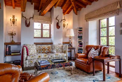  Traditional English Country Country House Living Room. Encinillas Ranch by Sofia Aspe Interiorismo.
