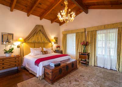  Traditional Country House Bedroom. Encinillas Ranch by Sofia Aspe Interiorismo.