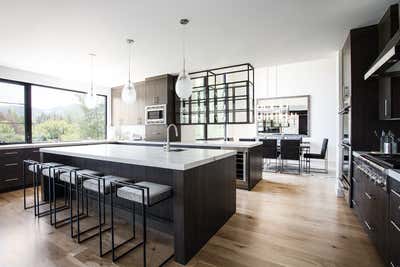 Modern Vacation Home Kitchen. American Saddler by Jaffa Group.