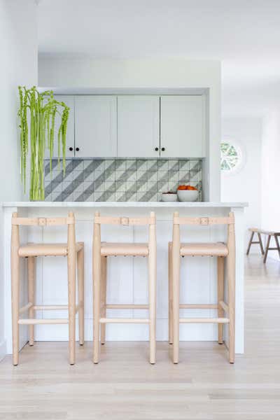  Coastal Contemporary Vacation Home Kitchen. East Hampton Post-Modern by Chango & Co..