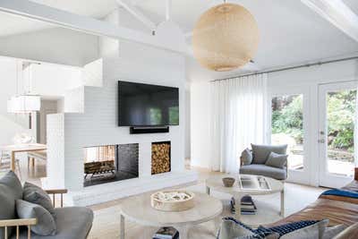  Mid-Century Modern Vacation Home Living Room. East Hampton Post-Modern by Chango & Co..