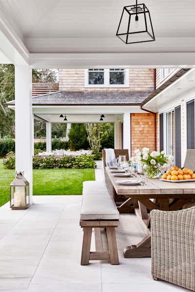  Mediterranean Patio and Deck. Amagansett Beach House by Chango & Co..