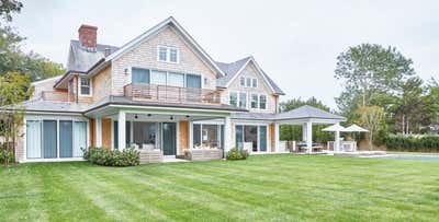  Cottage Beach House Exterior. Amagansett Beach House by Chango & Co..