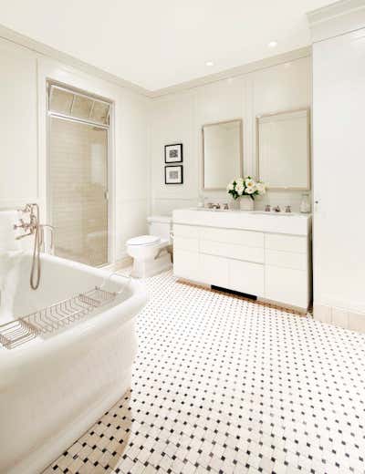  Mid-Century Modern Apartment Bathroom. Flatiron Apartment by Chango & Co..