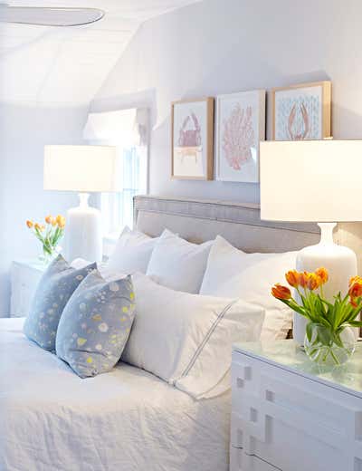 Coastal Beach House Bedroom. Bay Head Beach Bungalow by Chango & Co..