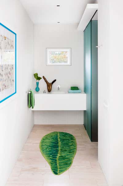  Contemporary Beach House Bathroom. Montauk Beach House  by Rebekah Caudwell Design.