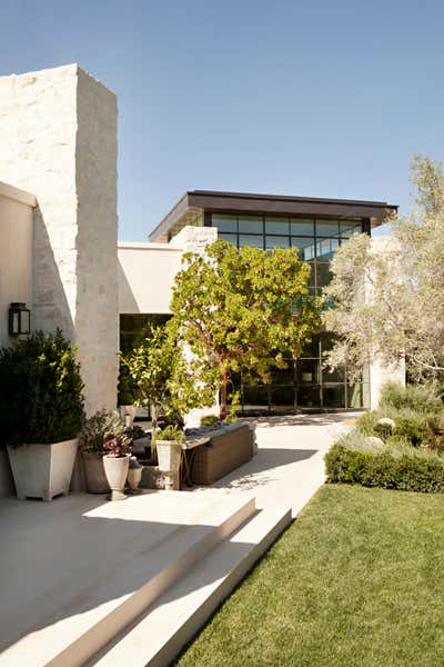  Modern Family Home Exterior. Trophy Hills by Taylor Borsari Inc..