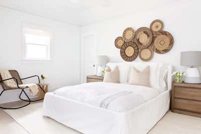  Beach Style Beach House Bedroom. North Fork Waterfront by Chango & Co..
