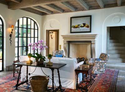  Coastal Family Home Living Room. Il Cortile by Betsy Shiverick Interiors, Ltd..