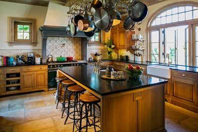  Coastal Family Home Kitchen. Il Cortile by Betsy Shiverick Interiors, Ltd..