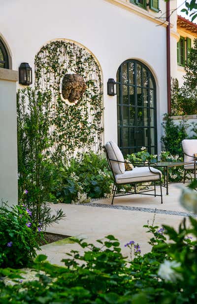  Coastal Family Home Patio and Deck. Il Cortile by Betsy Shiverick Interiors, Ltd..
